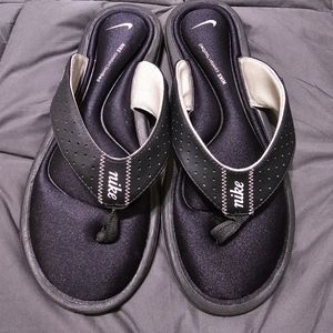 Black Nike flip-flop sandles, ladies size 9, in like new condition.